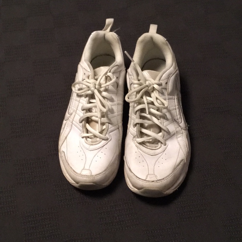Women's Nike tennis shoes